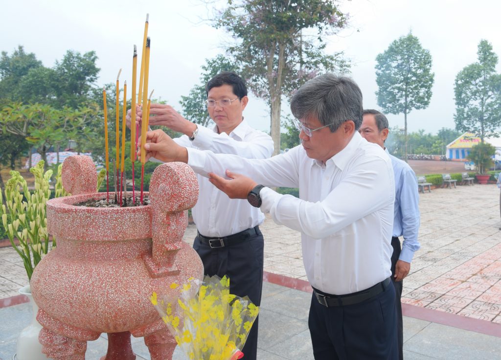 Lãnh đạo VRG dâng hương tượng đài Phú Riềng Đỏ nhân ngày Thương binh Liệt sỹ